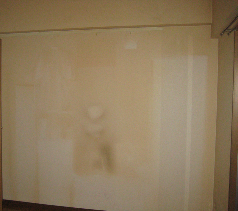 部屋のたばこヤニで汚れた壁紙の塗装は出来ますでしょか リビロペイント